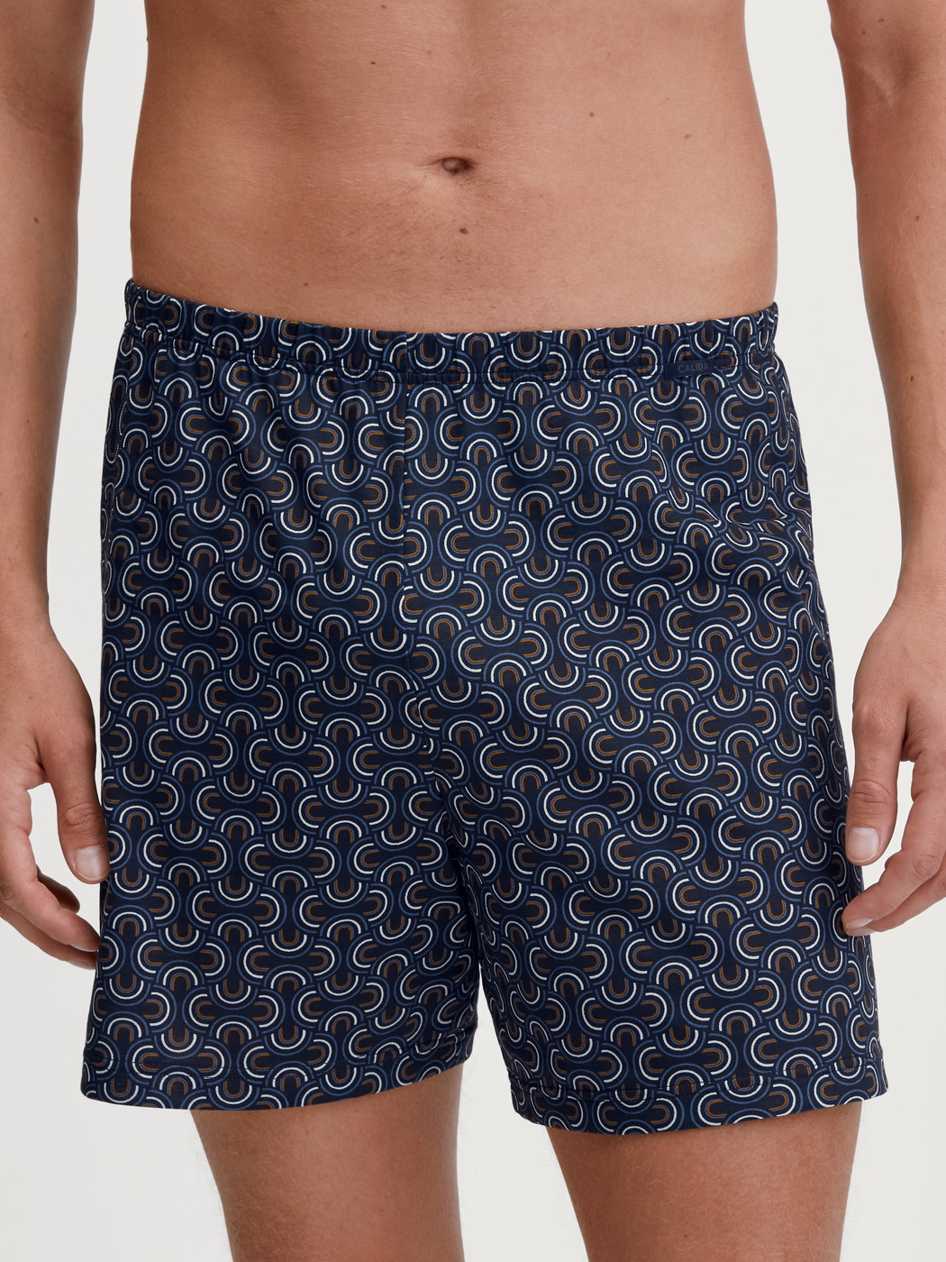 La modella / Il modello Uomo indossa Boxer short in 100% cotone di colore Blu, Modello, della serie Prints di CALIDA, Vista frontale