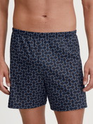 La modella / Il modello Uomo indossa Boxer short in 100% cotone di colore Blu, Modello, della serie Prints di CALIDA, Vista frontale