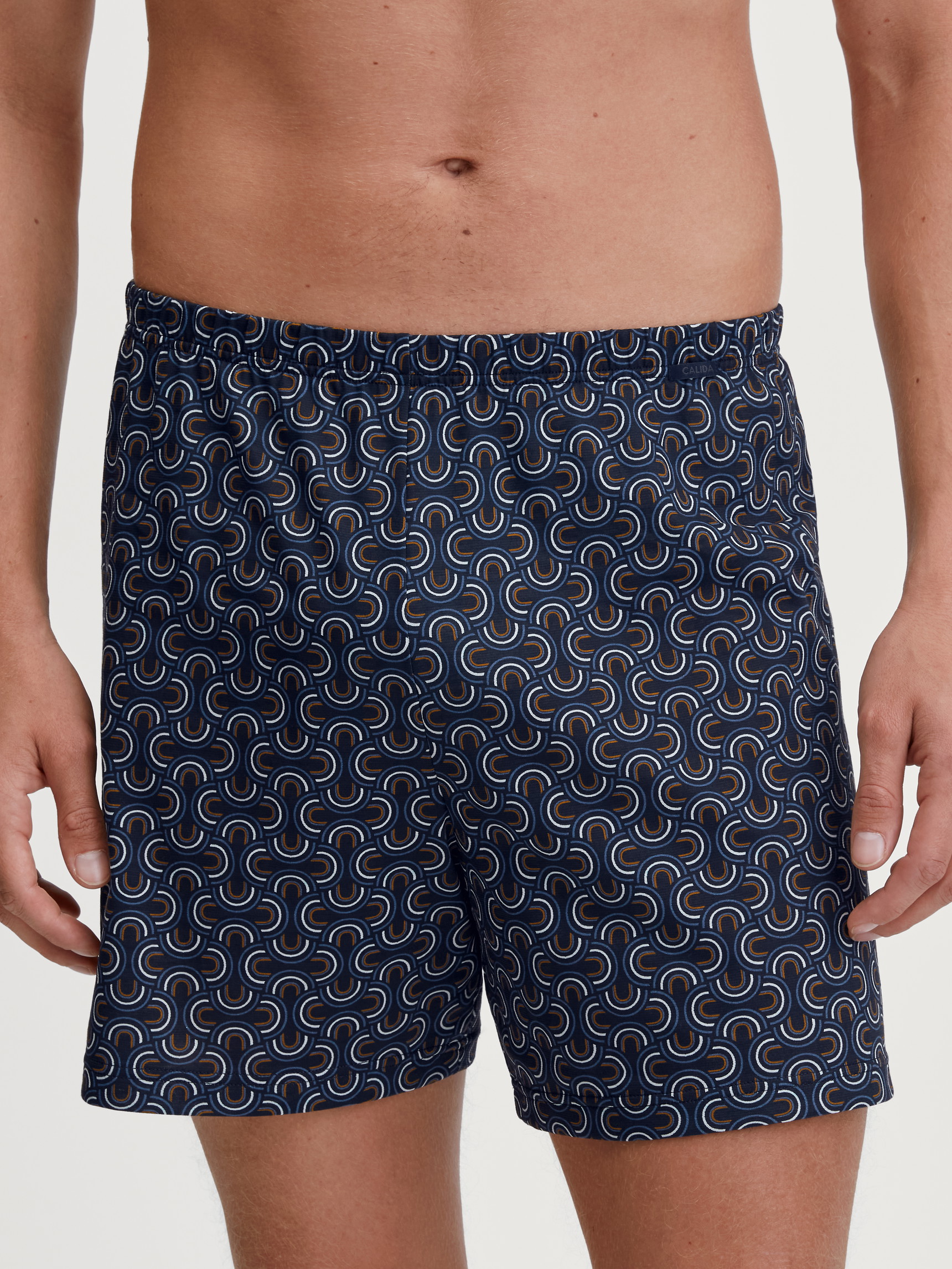 La modella / Il modello Uomo indossa Boxer short in 100% cotone di colore Blu, Modello, della serie Prints di CALIDA, Vista frontale