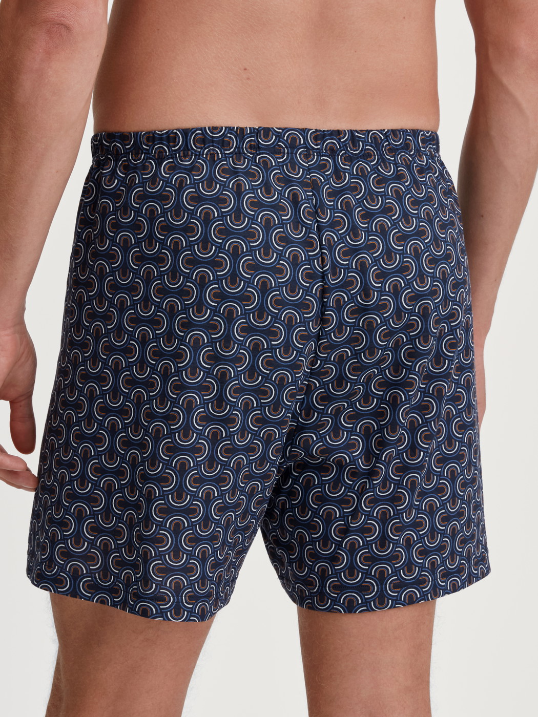 La modella / Il modello Uomo indossa Boxer short in 100% cotone di colore Blu, Modello, della serie Prints di CALIDA, Vista posteriore
