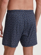 La modella / Il modello Uomo indossa Boxer short in 100% cotone di colore Blu, Modello, della serie Prints di CALIDA, Vista posteriore