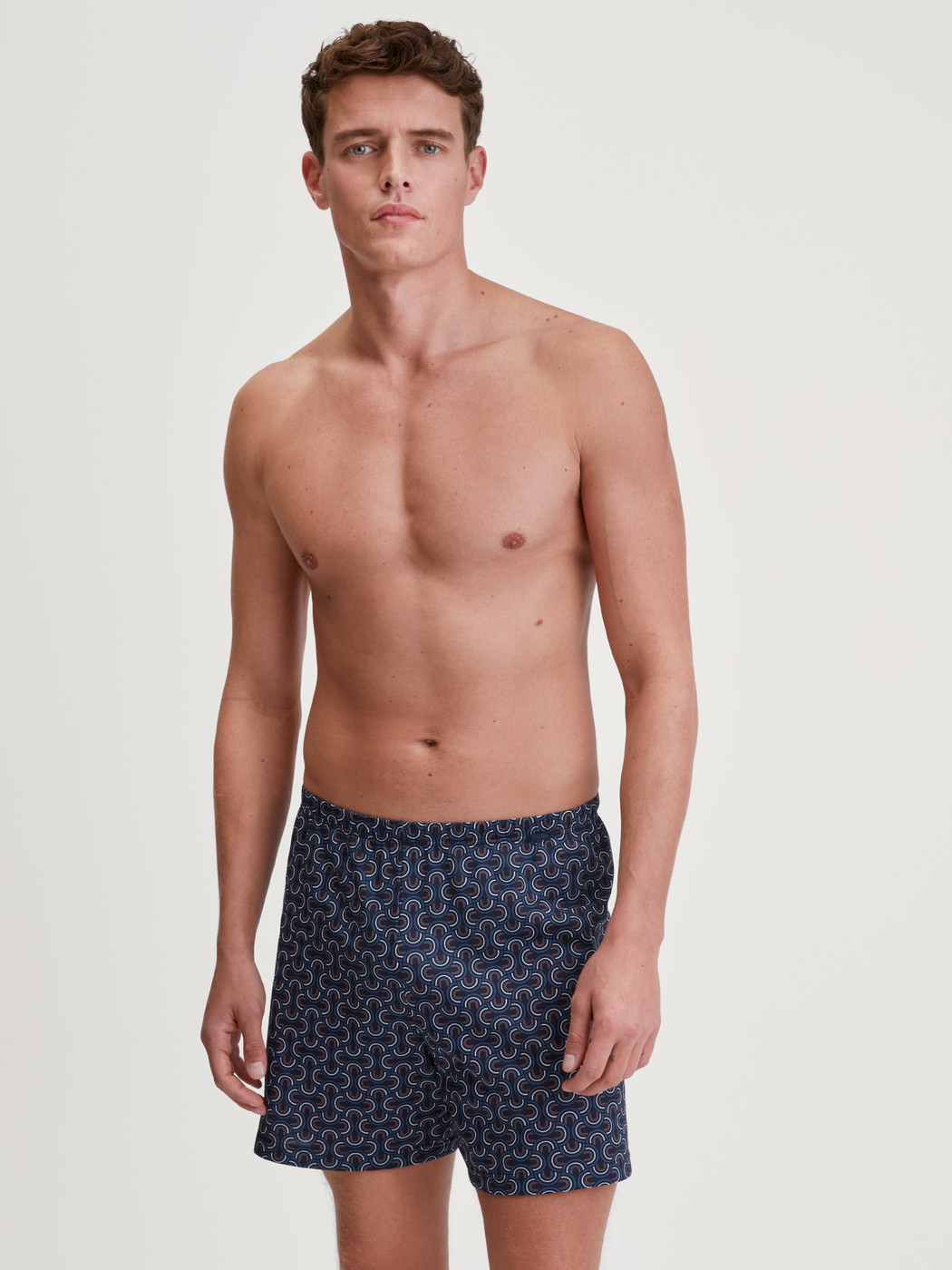 La modella / Il modello Uomo indossa Boxer short in 100% cotone di colore Blu, Modello, della serie Prints di CALIDA, Abbigliamento