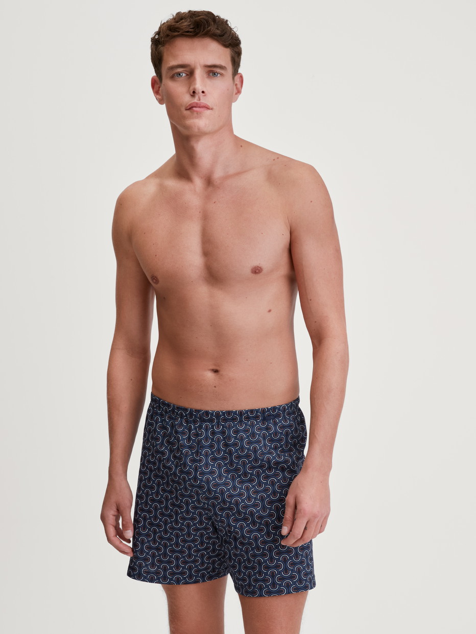 La modella / Il modello Uomo indossa Boxer short in 100% cotone di colore Blu, Modello, della serie Prints di CALIDA, Abbigliamento