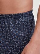 La modella / Il modello Uomo indossa Boxer short in 100% cotone di colore Blu, Modello, della serie Prints di CALIDA, Dettaglio