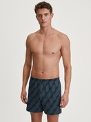 La modella / Il modello Uomo indossa Boxer short in 100% cotone di colore Nero, Modello, della serie Prints di CALIDA, Abbigliamento