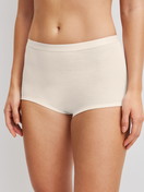 Damen-Model trägt Panty aus Wolle-Seide aus Wolle in Beige, Einfarbig aus Serie True Confidence von CALIDA, Vorderansicht