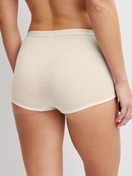 Damen-Model trägt Panty aus Wolle-Seide aus Wolle in Beige, Einfarbig aus Serie True Confidence von CALIDA, Rückansicht