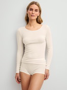 Damen-Model trägt Panty aus Wolle-Seide aus Wolle in Beige, Einfarbig aus Serie True Confidence von CALIDA, Outfit