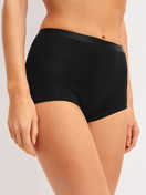 Damen-Model trägt Panty aus Wolle-Seide aus Wolle in Schwarz, Einfarbig aus Serie True Confidence von CALIDA, Vorderansicht