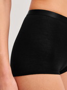 Damen-Model trägt Panty aus Wolle-Seide aus Wolle in Schwarz, Einfarbig aus Serie True Confidence von CALIDA, Detail