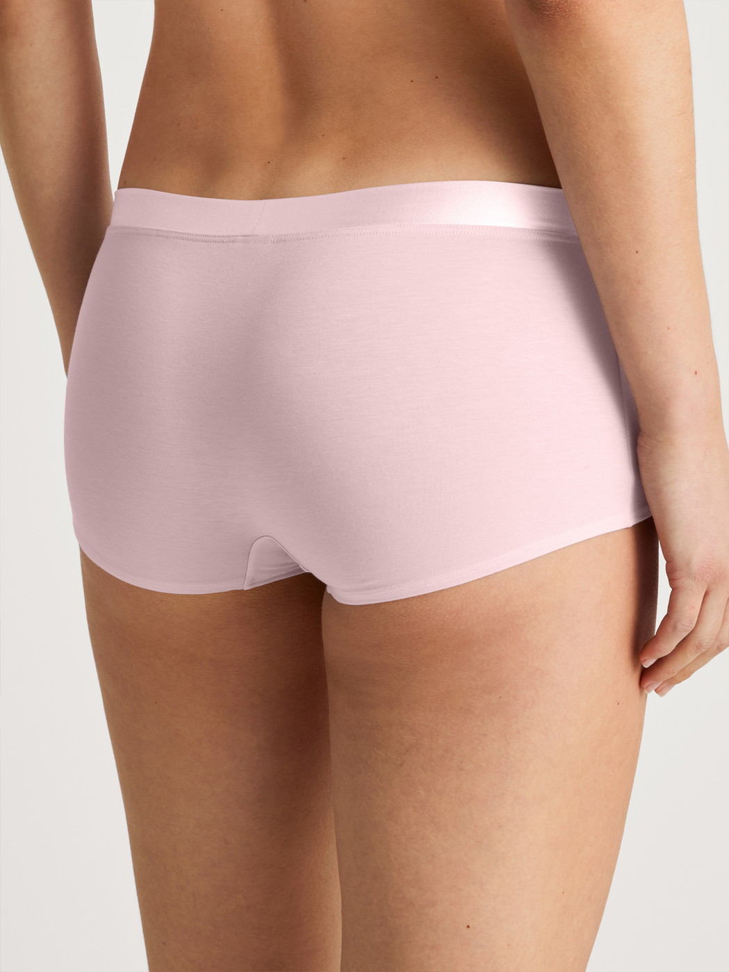 Damen-Model trägt Panty, regular cut aus Baumwolle in Rosa, Einfarbig aus Serie Cate von CALIDA, Rückansicht