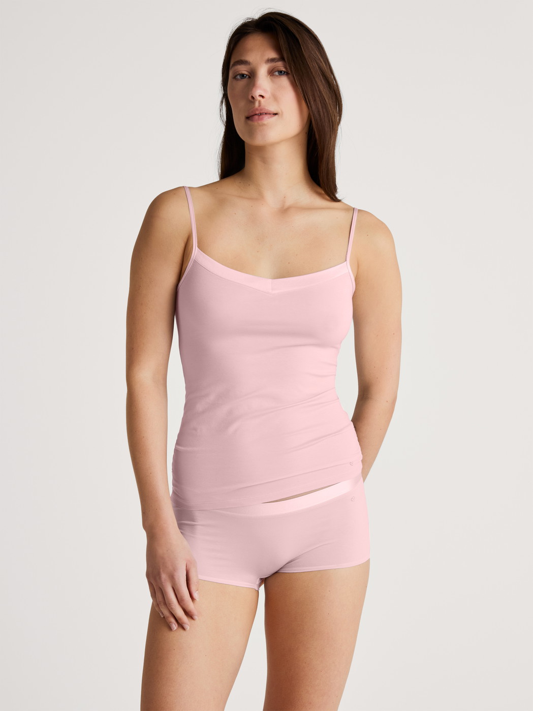 Damen-Model trägt Panty, regular cut aus Baumwolle in Rosa, Einfarbig aus Serie Cate von CALIDA, Outfit