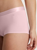 Damen-Model trägt Panty, regular cut aus Baumwolle in Rosa, Einfarbig aus Serie Cate von CALIDA, Detail