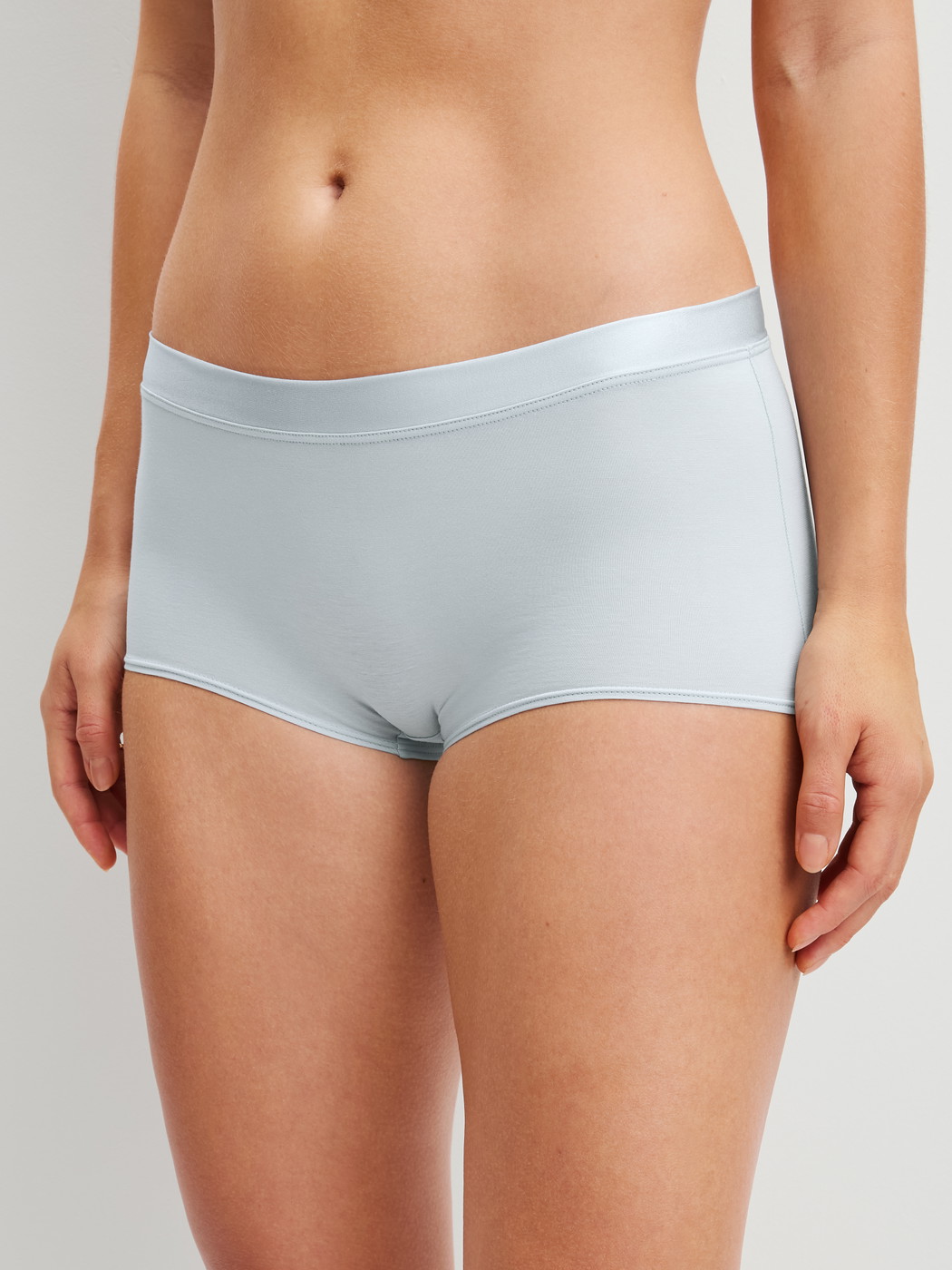 Le mannequin Femme porte le/la Panty taille haute en Coton de couleur Bleu, Unicolore, de la série Cate de CALIDA, Vue de face