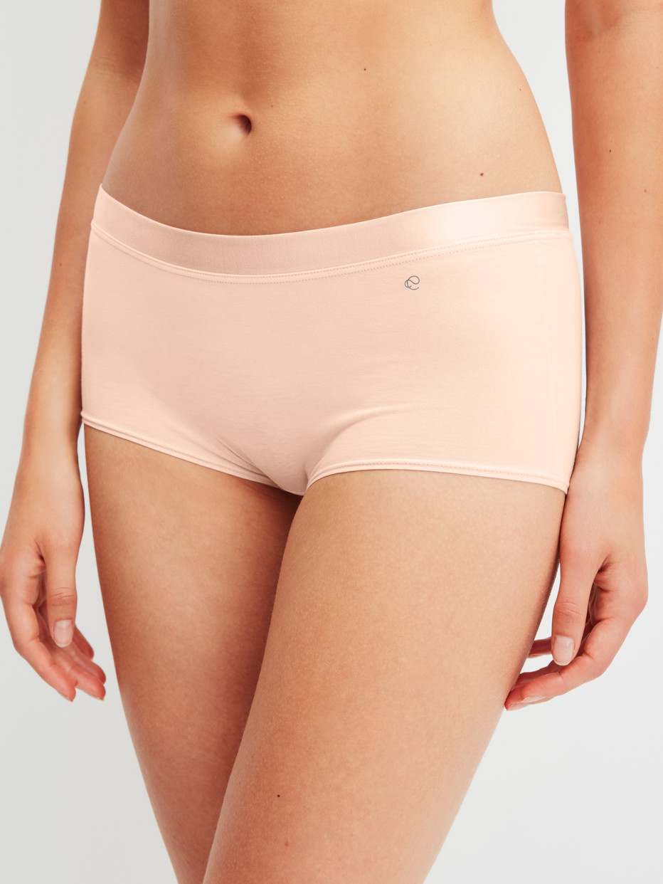 Damen-Model trägt Panty, regular cut aus Baumwolle in Rosa, Einfarbig aus Serie Cate von CALIDA, Vorderansicht