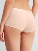 Damen-Model trägt Panty, regular cut aus Baumwolle in Rosa, Einfarbig aus Serie Cate von CALIDA, Rückansicht