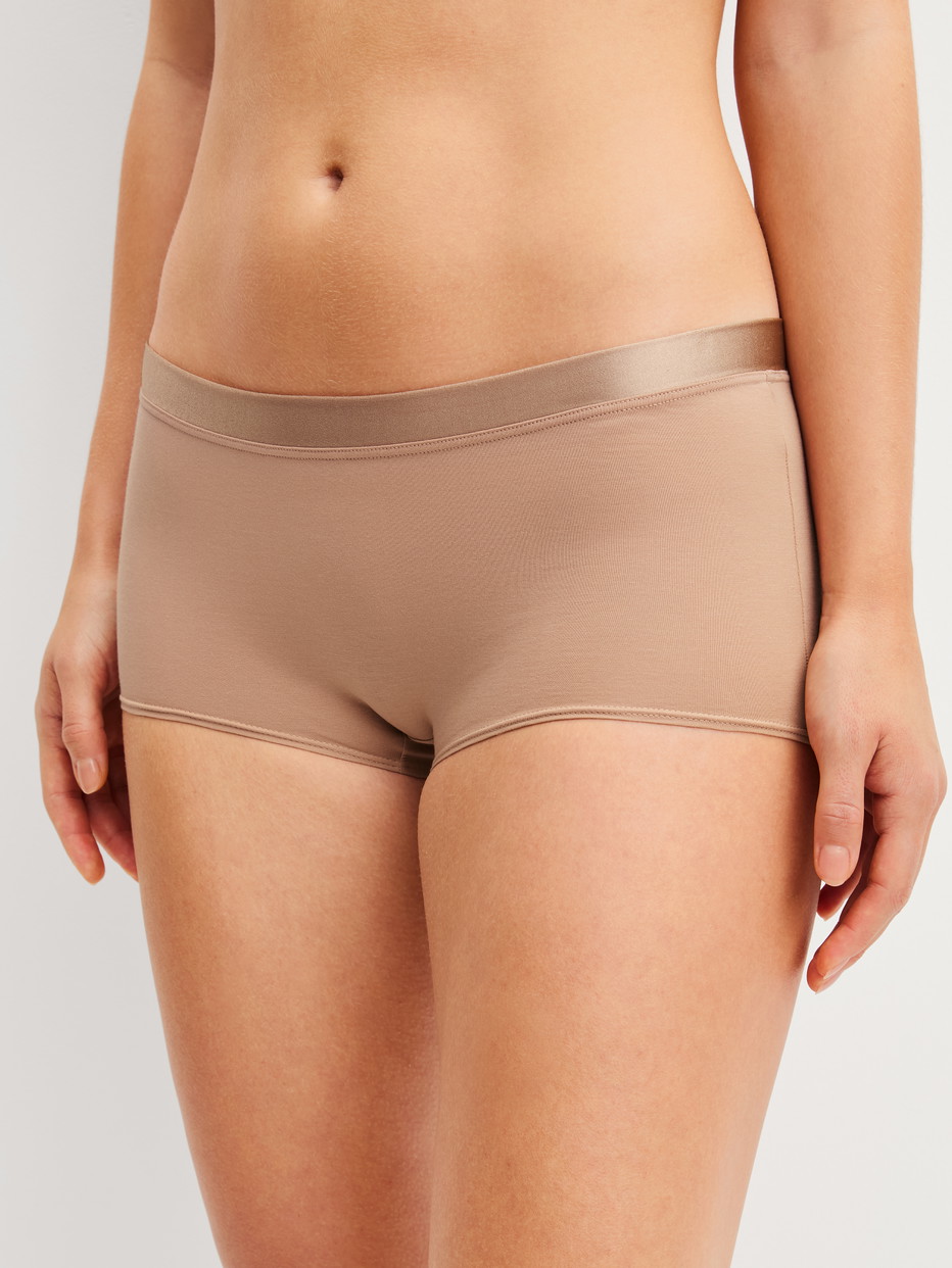 Damen-Model trägt Panty, regular cut aus Baumwolle in Beige, Einfarbig aus Serie Cate von CALIDA, Vorderansicht