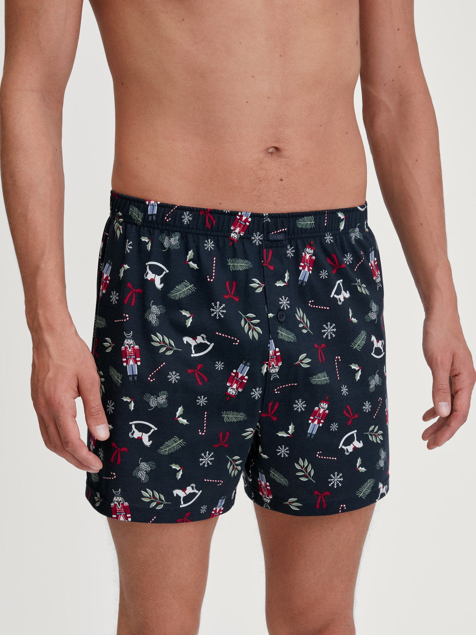 Herren-Model trägt Boxershorts aus 100% Baumwolle in Blau, Gemustert aus Serie Family & Friends von CALIDA, Vorderansicht