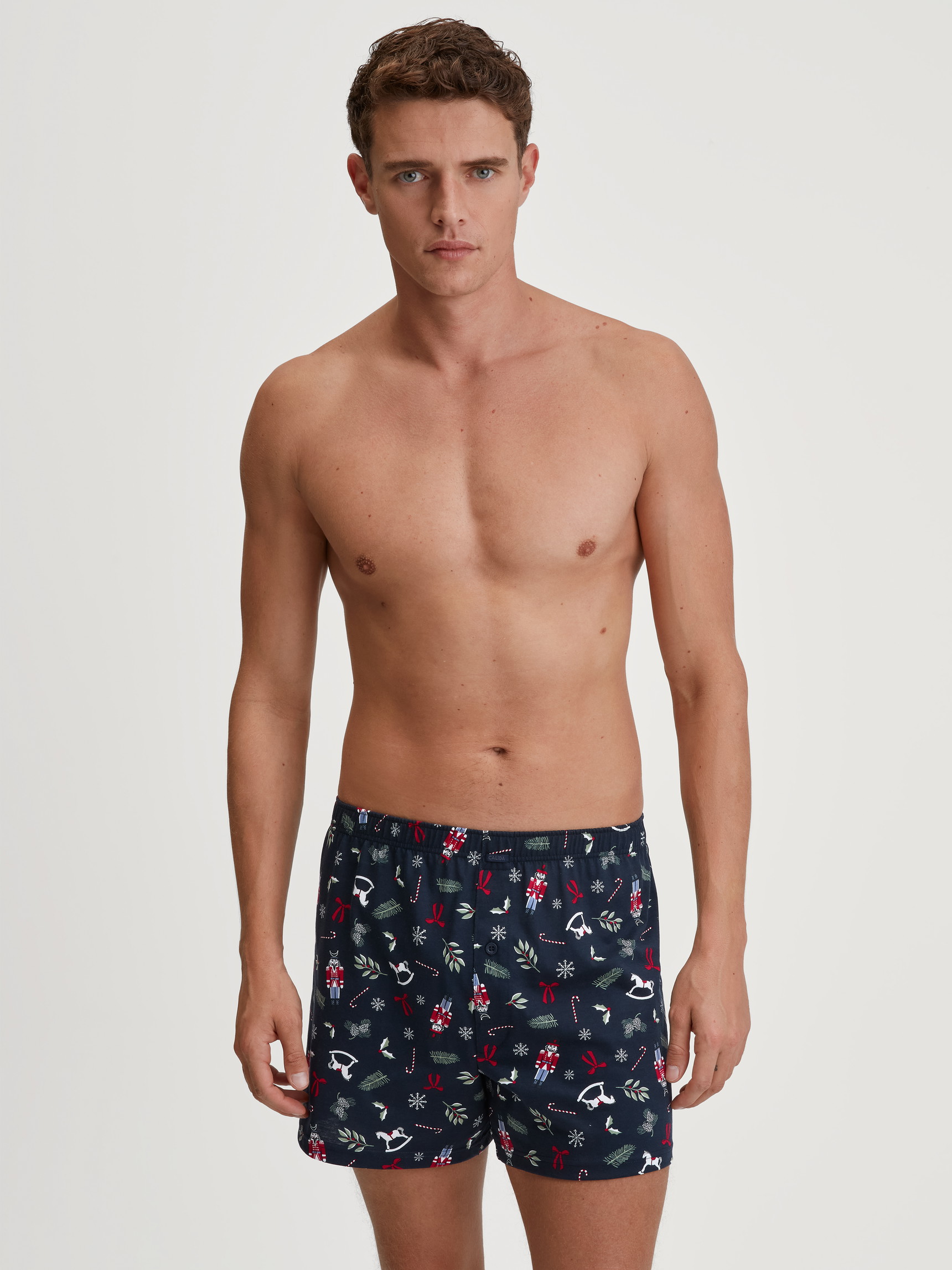 Herren-Model trägt Boxershorts aus 100% Baumwolle in Blau, Gemustert aus Serie Family & Friends von CALIDA, Outfit