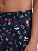 Herren-Model trägt Boxershorts aus 100% Baumwolle in Blau, Gemustert aus Serie Family & Friends von CALIDA, Detail