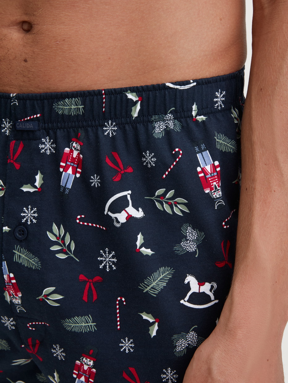 Herren-Model trägt Boxershorts aus 100% Baumwolle in Blau, Gemustert aus Serie Family & Friends von CALIDA, Detail