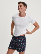 Herren-Model trägt Boxershorts aus 100% Baumwolle in Blau, Gemustert aus Serie Family & Friends von CALIDA, Vorderansicht