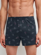 Herren-Model trägt Boxershorts aus 100% Baumwolle in Blau, Gemustert aus Serie Family & Friends von CALIDA, Vorderansicht