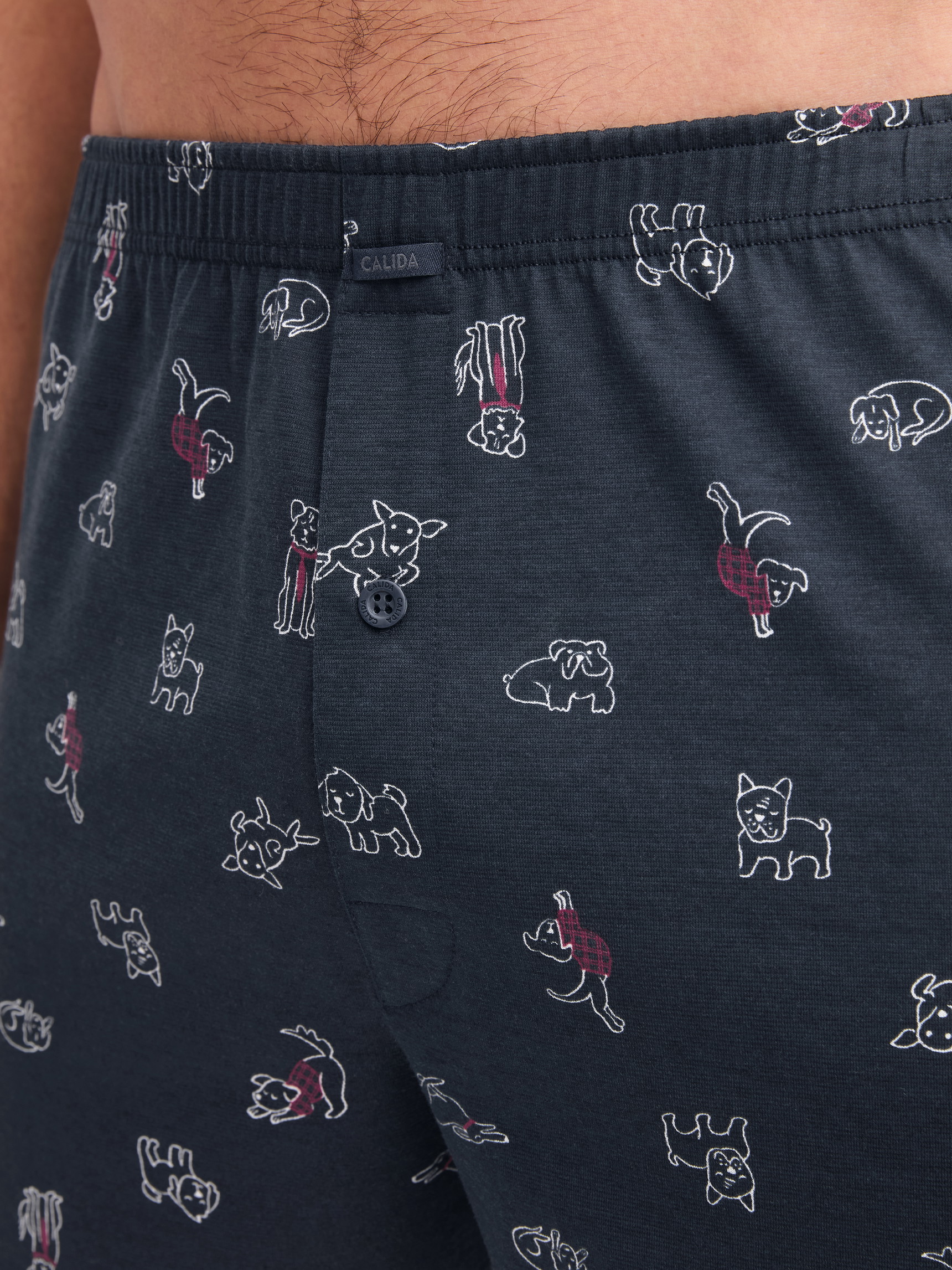 Herren-Model trägt Boxershorts aus 100% Baumwolle in Blau, Gemustert aus Serie Family & Friends von CALIDA, Detail