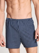 La modella / Il modello Uomo indossa Boxershorts, set da 2 in 100% cotone di colore Blu, A righe, della serie Prints Benefit di CALIDA, Vista frontale