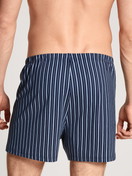 La modella / Il modello Uomo indossa Boxershorts, set da 2 in 100% cotone di colore Blu, A righe, della serie Prints Benefit di CALIDA, Vista posteriore