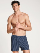 La modella / Il modello Uomo indossa Boxershorts, set da 2 in 100% cotone di colore Blu, A righe, della serie Prints Benefit di CALIDA, Vista frontale