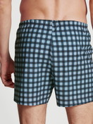 La modella / Il modello Uomo indossa Boxershorts, set da 2 in 100% cotone di colore Blu, A scacchi, della serie Prints Benefit di CALIDA, Vista posteriore