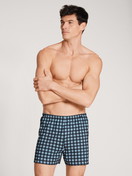 La modella / Il modello Uomo indossa Boxershorts, set da 2 in 100% cotone di colore Blu, A scacchi, della serie Prints Benefit di CALIDA, Vista frontale