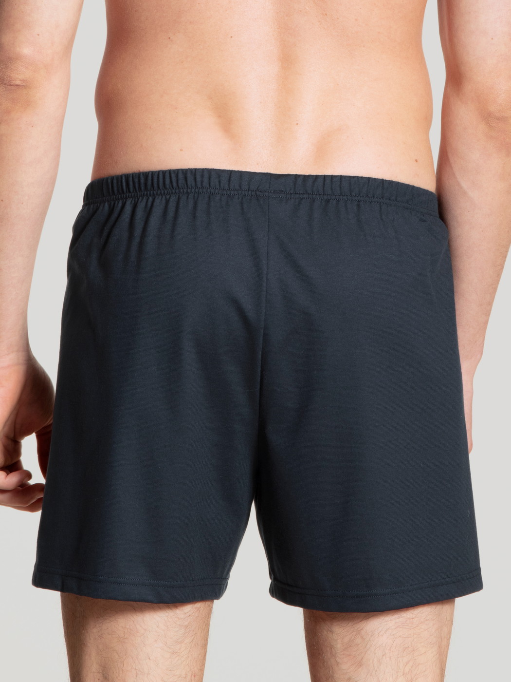 La modella / Il modello Uomo indossa Boxershorts, set da 2 in 100% cotone di colore Blu, Tinta unita, della serie Prints Benefit di CALIDA, Vista posteriore