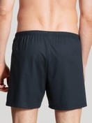 La modella / Il modello Uomo indossa Boxershorts, set da 2 in 100% cotone di colore Blu, Tinta unita, della serie Prints Benefit di CALIDA, Vista posteriore