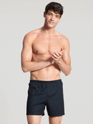 La modella / Il modello Uomo indossa Boxershorts, set da 2 in 100% cotone di colore Blu, Tinta unita, della serie Prints Benefit di CALIDA, Vista frontale