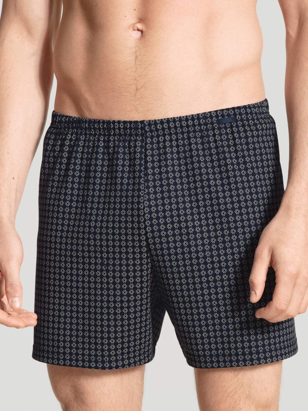 La modella / Il modello Uomo indossa Boxershorts, set da 2 in 100% cotone di colore Blu, Motivo, della serie Prints Benefit di CALIDA, Vista frontale