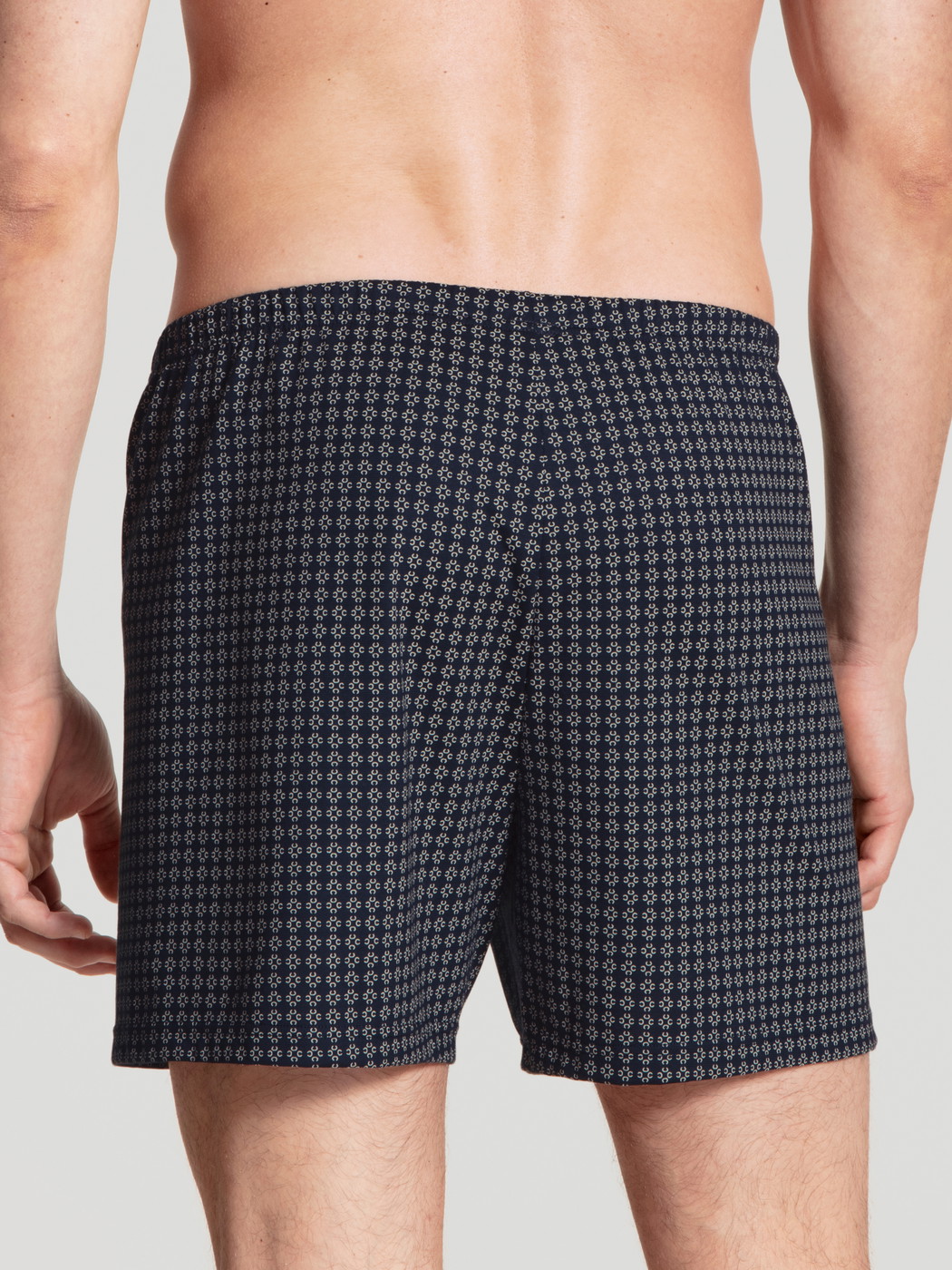La modella / Il modello Uomo indossa Boxershorts, set da 2 in 100% cotone di colore Blu, Motivo, della serie Prints Benefit di CALIDA, Vista posteriore