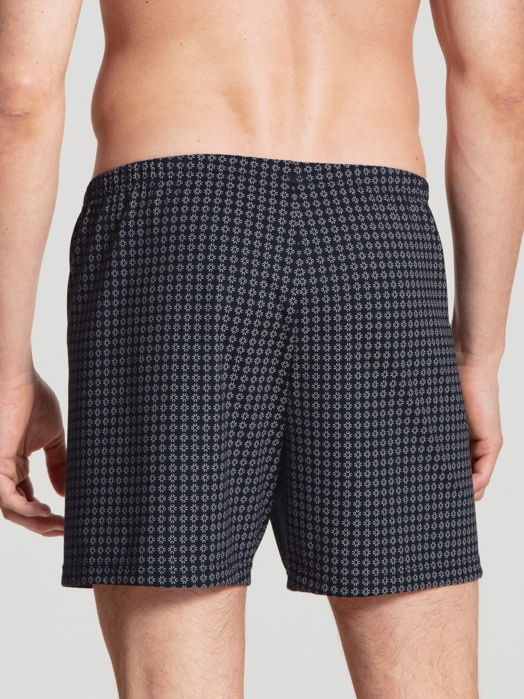 Herren-Model trägt Boxershorts, 2er-Pack aus 100% Baumwolle in Blau, Motiv aus Serie Prints Benefit von CALIDA, Rückansicht