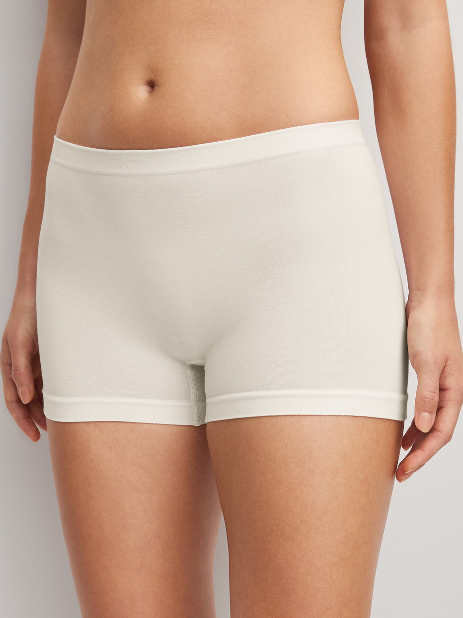 Damen-Model trägt Panty, regular cut aus Modal in Weiß, Einfarbig aus Serie Seamless Natural von CALIDA, Vorderansicht