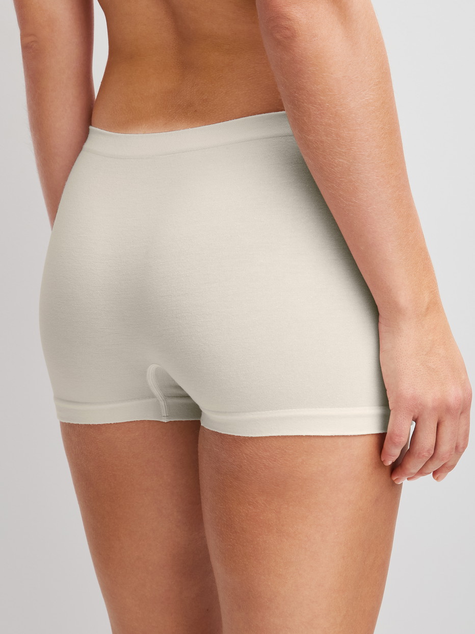 Damen-Model trägt Panty, regular cut aus Modal in Weiß, Einfarbig aus Serie Seamless Natural von CALIDA, Rückansicht