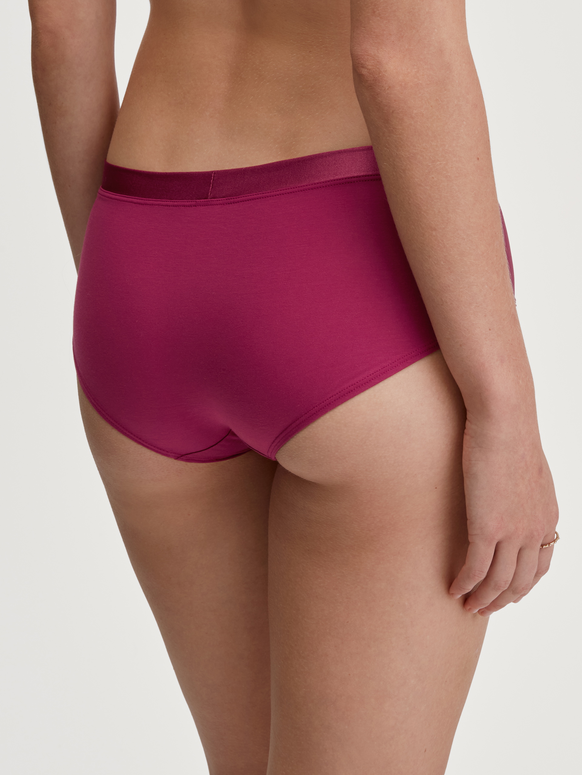 Damen-Model trägt Panty, low cut aus Baumwolle in Rosa, Einfarbig aus Serie Cate von CALIDA, Rückansicht