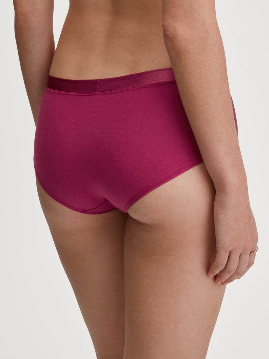 Damen-Model trägt Panty, low cut aus Baumwolle in Rosa, Einfarbig aus Serie Cate von CALIDA, Rückansicht