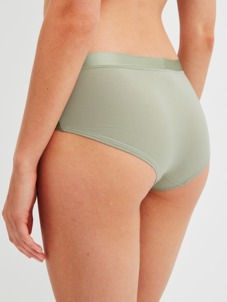 Damen-Model trägt Panty, low cut aus Baumwolle in Grün, Einfarbig aus Serie Cate von CALIDA, Rückansicht