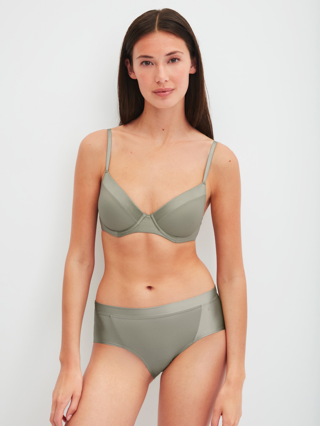 Le mannequin Femme porte le/la Panty, taille basse en Coton de couleur Vert, Unicolore, de la série Cate de CALIDA, Tenue