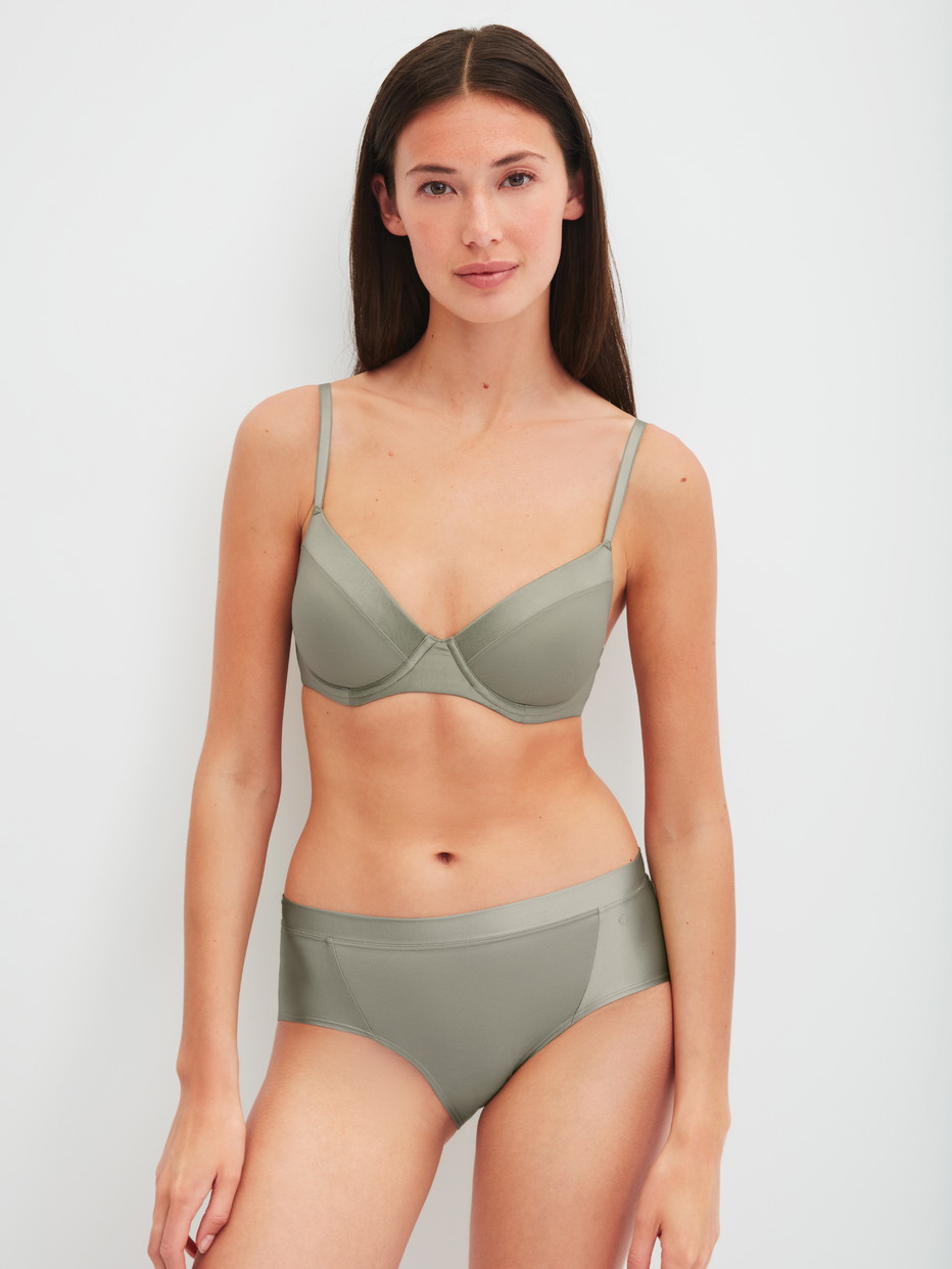 Damen-Model trägt Panty, low cut aus Baumwolle in Grün, Einfarbig aus Serie Cate von CALIDA, Outfit