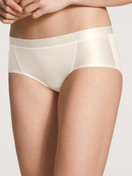 Le mannequin Femme porte le/la Panty, taille basse en Coton de couleur Beige, Unicolore, de la série Cate de CALIDA, Vue de face