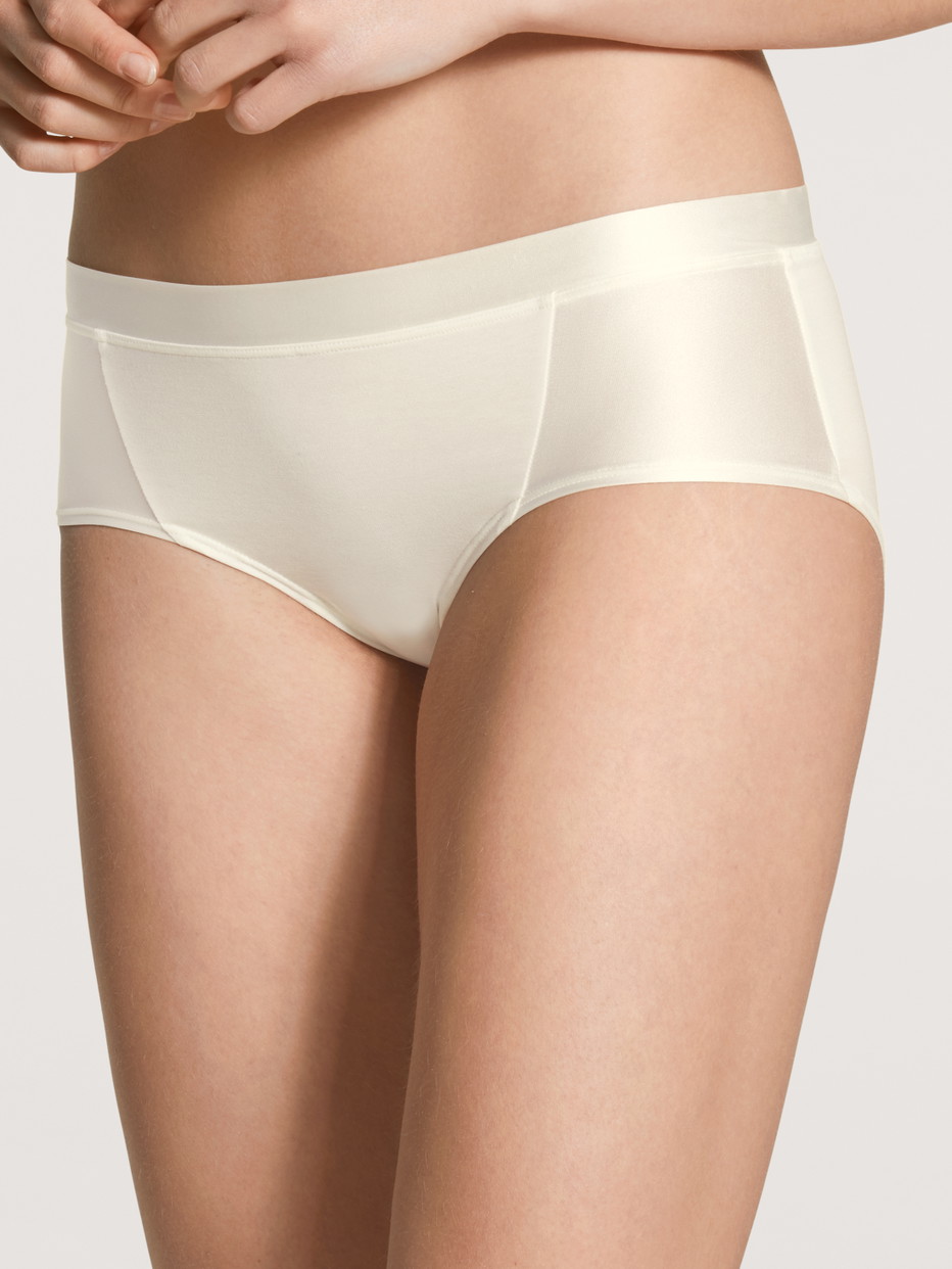 Damen-Model trägt Panty, low cut aus Baumwolle in Beige, Einfarbig aus Serie Cate von CALIDA, Vorderansicht