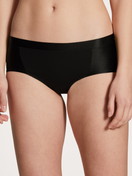 Le mannequin Femme porte le/la Panty, taille basse en Coton de couleur Noir, Unicolore, de la série Cate de CALIDA, Vue de face