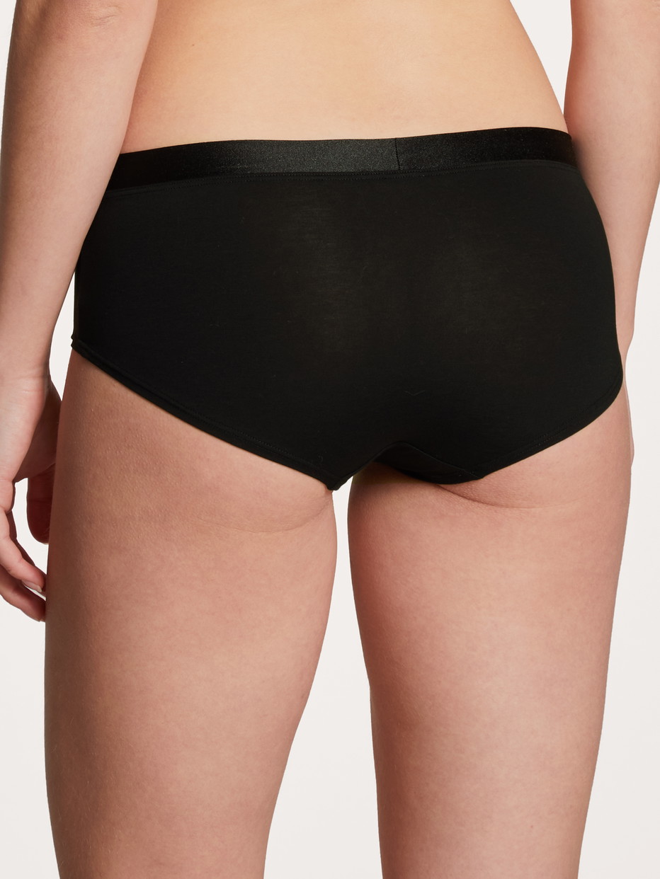 Damen-Model trägt Panty, low cut aus Baumwolle in Schwarz, Einfarbig aus Serie Cate von CALIDA, Rückansicht